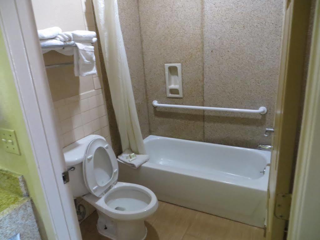 Super 8 By Wyndham Galveston Hotel Екстериор снимка